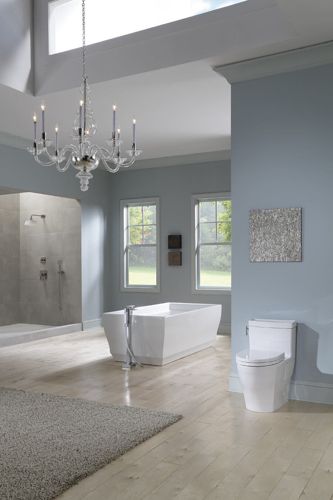 Immagine di una grande stanza da bagno padronale moderna con vasca freestanding, doccia ad angolo, WC monopezzo, pareti blu, parquet chiaro, piastrelle grigie, piastrelle di cemento, pavimento beige e doccia aperta