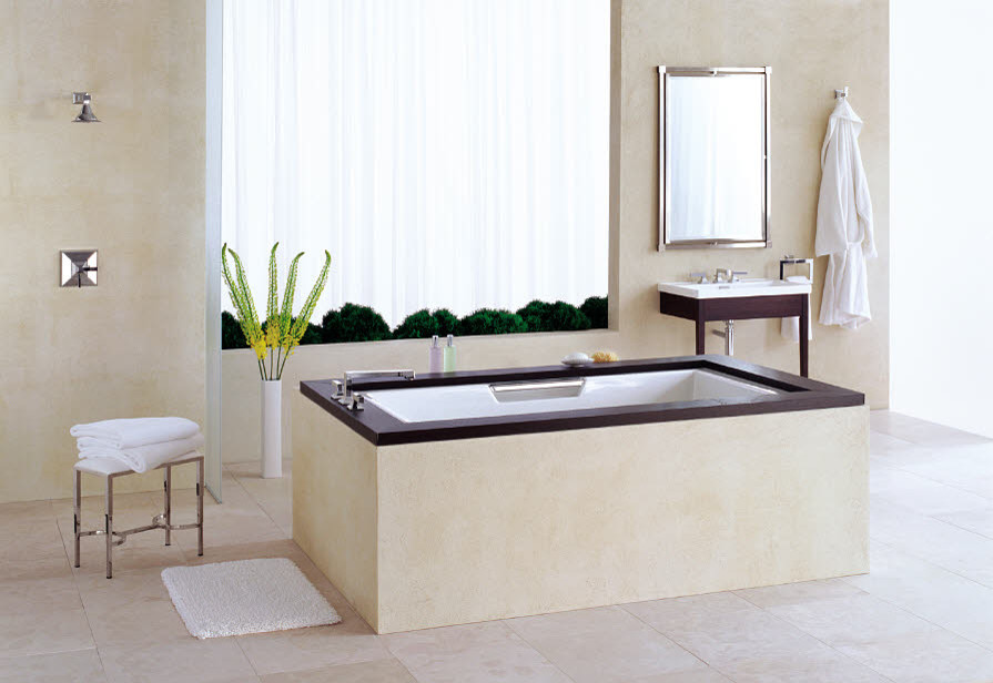 Foto di una grande stanza da bagno padronale minimalista con vasca sottopiano, lavabo integrato, piastrelle beige, piastrelle in gres porcellanato, pareti beige, pavimento in gres porcellanato, top in superficie solida e pavimento beige