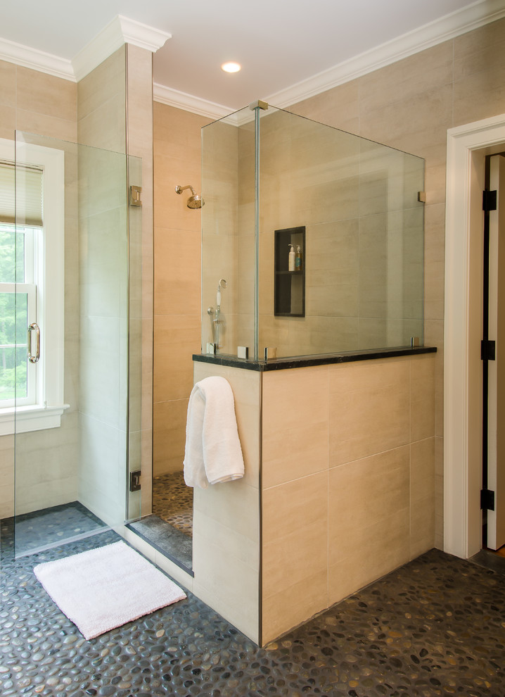 Diseño de cuarto de baño clásico con ducha empotrada