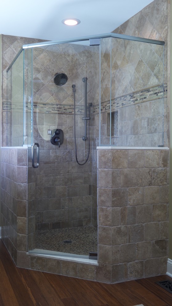 Aménagement d'une salle de bain principale contemporaine en bois clair de taille moyenne avec un placard avec porte à panneau surélevé, une douche double, un carrelage beige, des carreaux en terre cuite, un mur vert, un lavabo posé et un plan de toilette en granite.