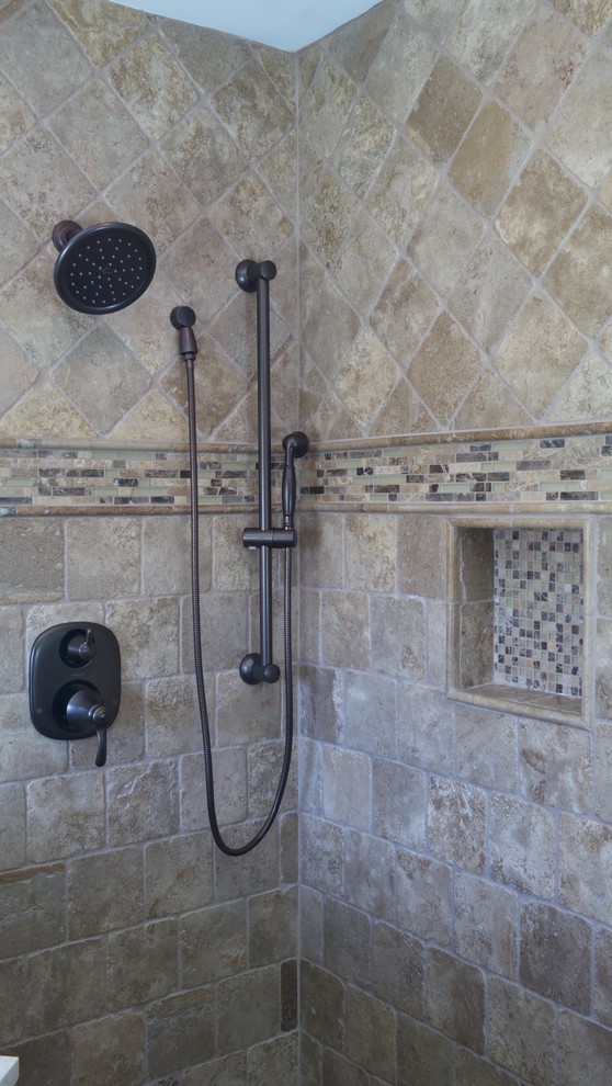 Foto på ett mellanstort funkis en-suite badrum, med luckor med upphöjd panel, skåp i ljust trä, en dubbeldusch, beige kakel, perrakottakakel, ett nedsänkt handfat, granitbänkskiva och gröna väggar