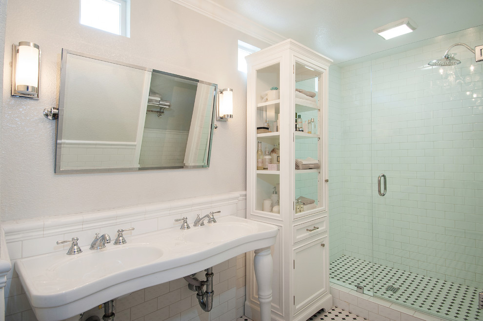 Ispirazione per una stanza da bagno con doccia chic di medie dimensioni con lavabo a colonna, ante di vetro, ante bianche, doccia aperta, piastrelle verdi, piastrelle in gres porcellanato, pareti bianche e pavimento in gres porcellanato