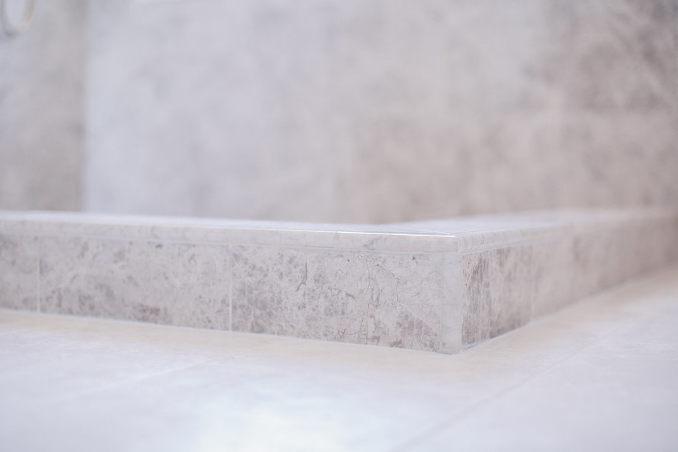 Inspiration för mellanstora skandinaviska en-suite badrum, med skåp i shakerstil, vita skåp, en hörndusch, beige kakel, stenkakel, beige väggar, klinkergolv i porslin, ett undermonterad handfat, bänkskiva i akrylsten, beiget golv och med dusch som är öppen