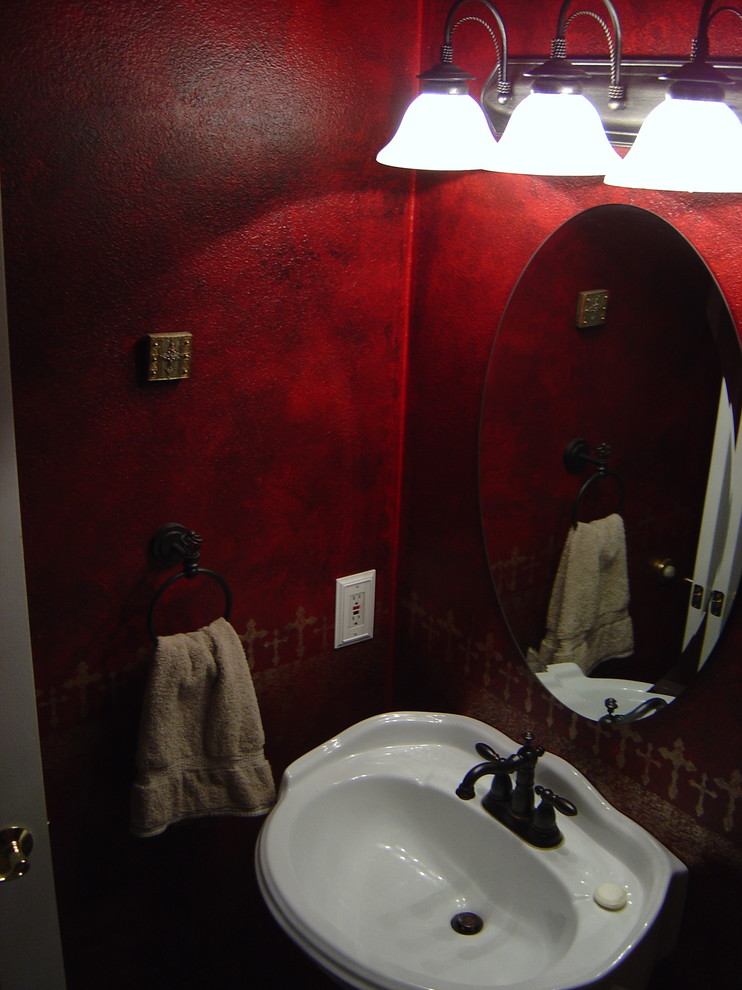 Idee per una piccola stanza da bagno con doccia minimal con lavabo a colonna, doccia ad angolo, WC monopezzo e pareti rosse