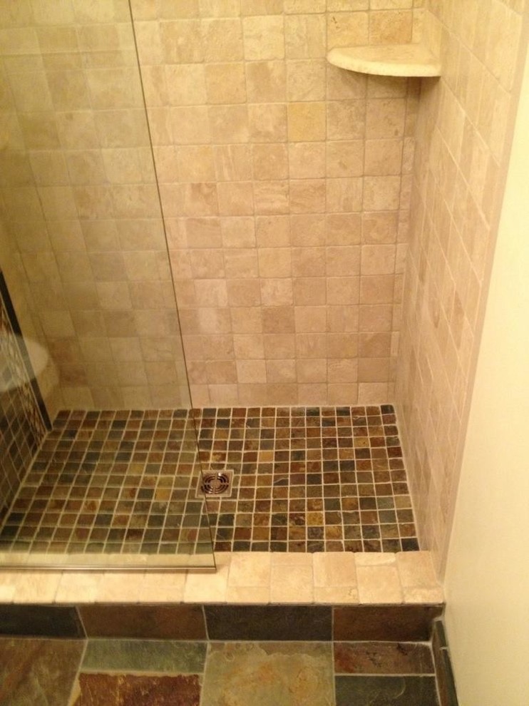 Immagine di una piccola stanza da bagno con doccia chic con piastrelle in pietra e pavimento in ardesia