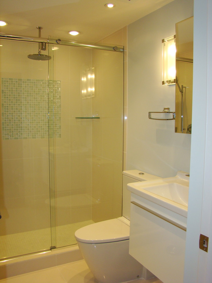 На фото: маленькая ванная комната в современном стиле с белыми фасадами и синими стенами для на участке и в саду