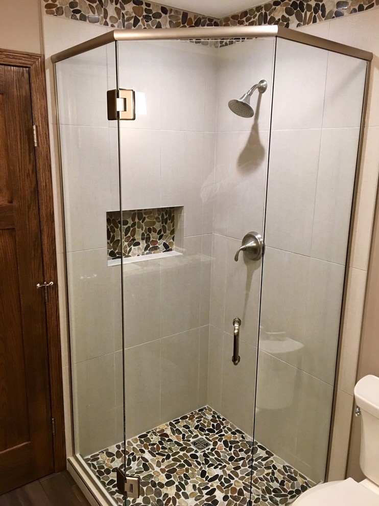 На фото: большая главная ванная комната в современном стиле с