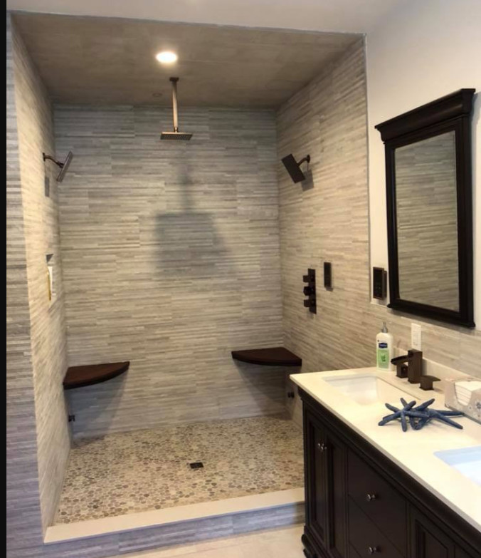 Bild på ett mellanstort funkis vit vitt en-suite badrum, med möbel-liknande, svarta skåp, ett fristående badkar, en dusch i en alkov, en toalettstol med separat cisternkåpa, grå kakel, porslinskakel, vita väggar, klinkergolv i porslin, ett undermonterad handfat, bänkskiva i kvarts och grått golv