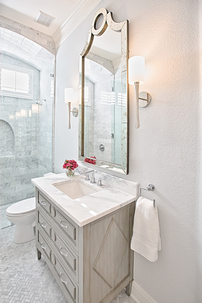 Foto på ett litet vintage badrum, med luckor med upphöjd panel, grå skåp och marmorbänkskiva