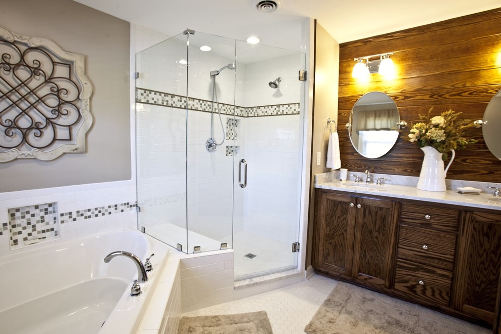 Пример оригинального дизайна: главная ванная комната среднего размера в классическом стиле с фасадами с утопленной филенкой, темными деревянными фасадами, угловой ванной, угловым душем, разноцветной плиткой, белой плиткой, бежевыми стенами, полом из керамогранита, врезной раковиной, мраморной столешницей, белым полом, душем с распашными дверями и серой столешницей