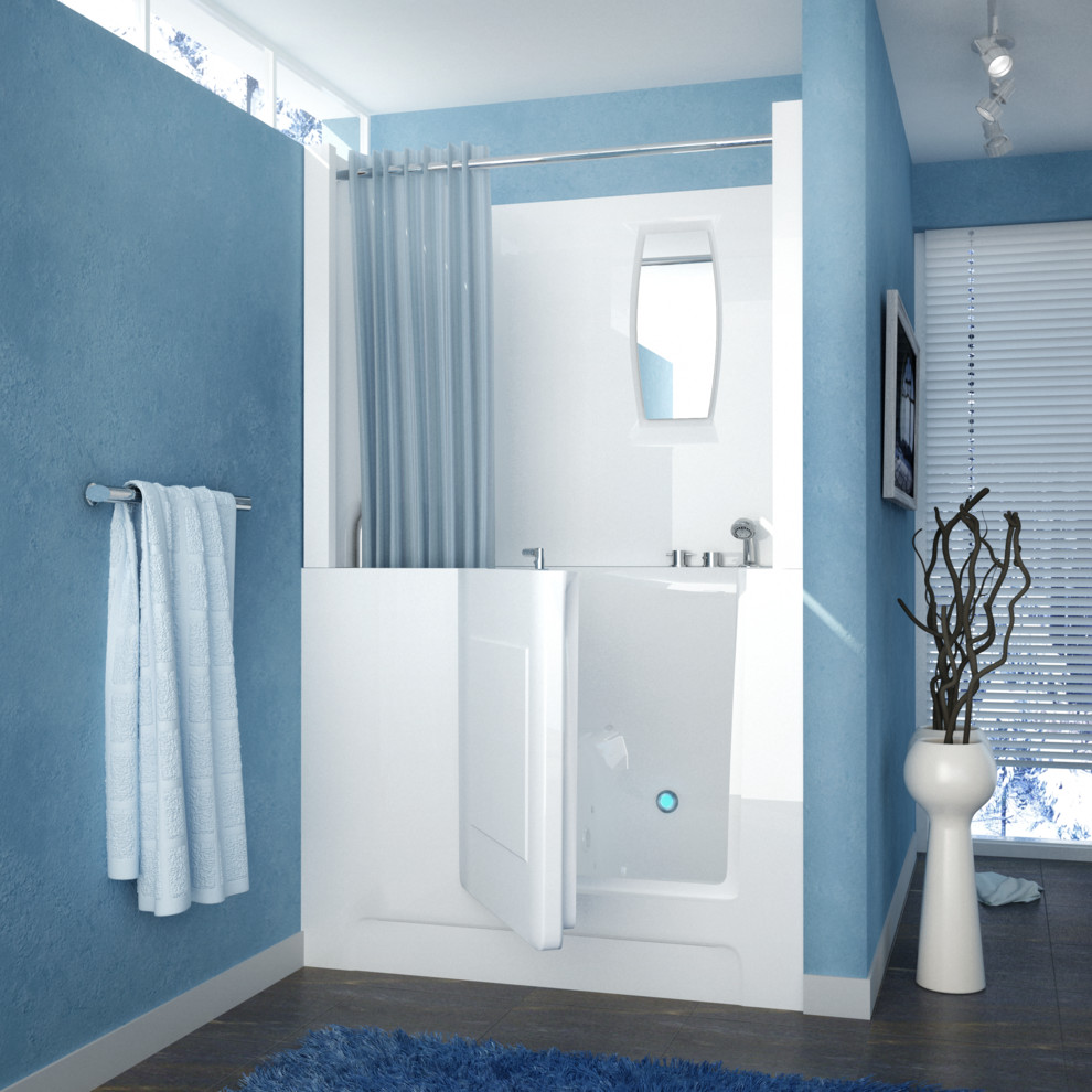 Bild på ett funkis badrum, med ett hörnbadkar, en dusch/badkar-kombination, blå väggar, klinkergolv i porslin, brunt golv och dusch med gångjärnsdörr