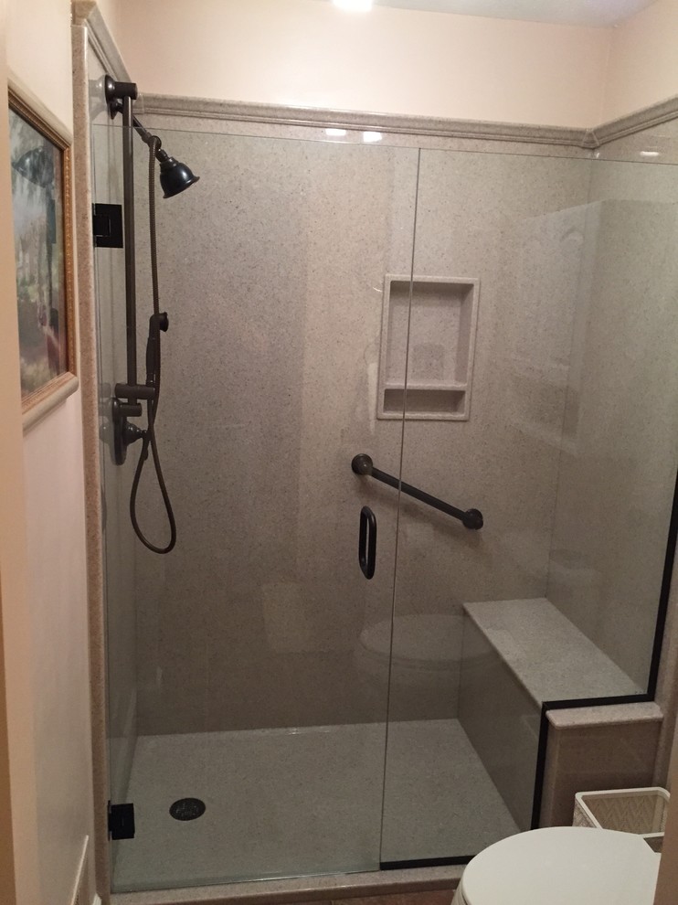 Kleines Modernes Duschbad mit Duschnische, Wandtoilette mit Spülkasten, beiger Wandfarbe, Keramikboden, braunem Boden und Falttür-Duschabtrennung in Louisville