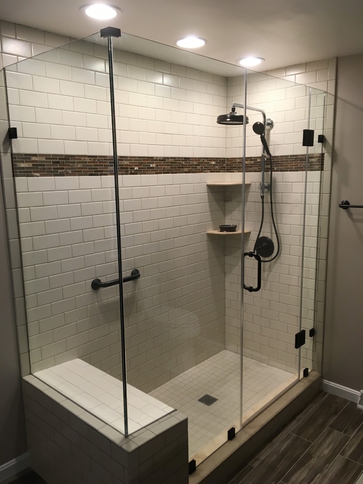 Пример оригинального дизайна: маленькая главная ванная комната в стиле модернизм с фасадами в стиле шейкер, оранжевыми фасадами, угловым душем, унитазом-моноблоком, бежевой плиткой, цементной плиткой, бежевыми стенами, полом из цементной плитки, врезной раковиной, столешницей из искусственного кварца, коричневым полом, душем с распашными дверями и бежевой столешницей для на участке и в саду