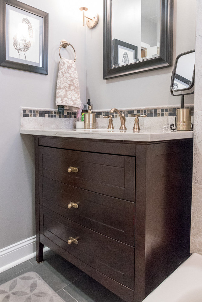 Foto på ett litet funkis badrum, med ett undermonterad handfat, möbel-liknande, skåp i mörkt trä, marmorbänkskiva, ett badkar i en alkov, en dusch i en alkov, en toalettstol med separat cisternkåpa, grå kakel, porslinskakel, grå väggar och klinkergolv i porslin
