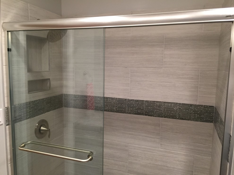 Cette image montre une salle de bain traditionnelle de taille moyenne avec un carrelage gris et des carreaux de porcelaine.