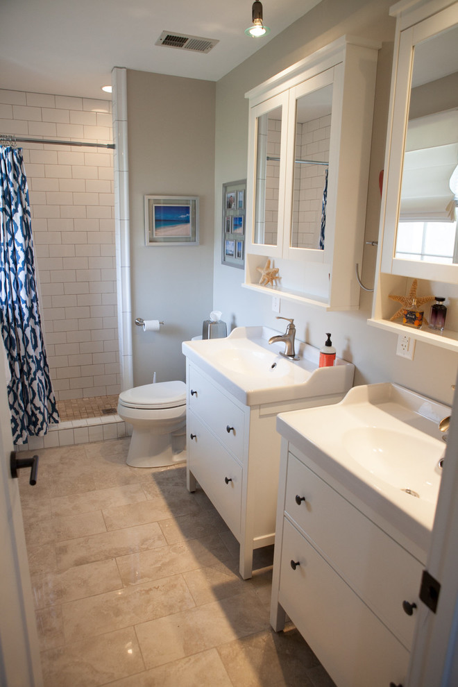 Пример оригинального дизайна: главная ванная комната среднего размера в морском стиле с фасадами островного типа, белыми фасадами, душем в нише, раздельным унитазом, плиткой кабанчик, бежевыми стенами, полом из керамогранита, монолитной раковиной и шторкой для ванной