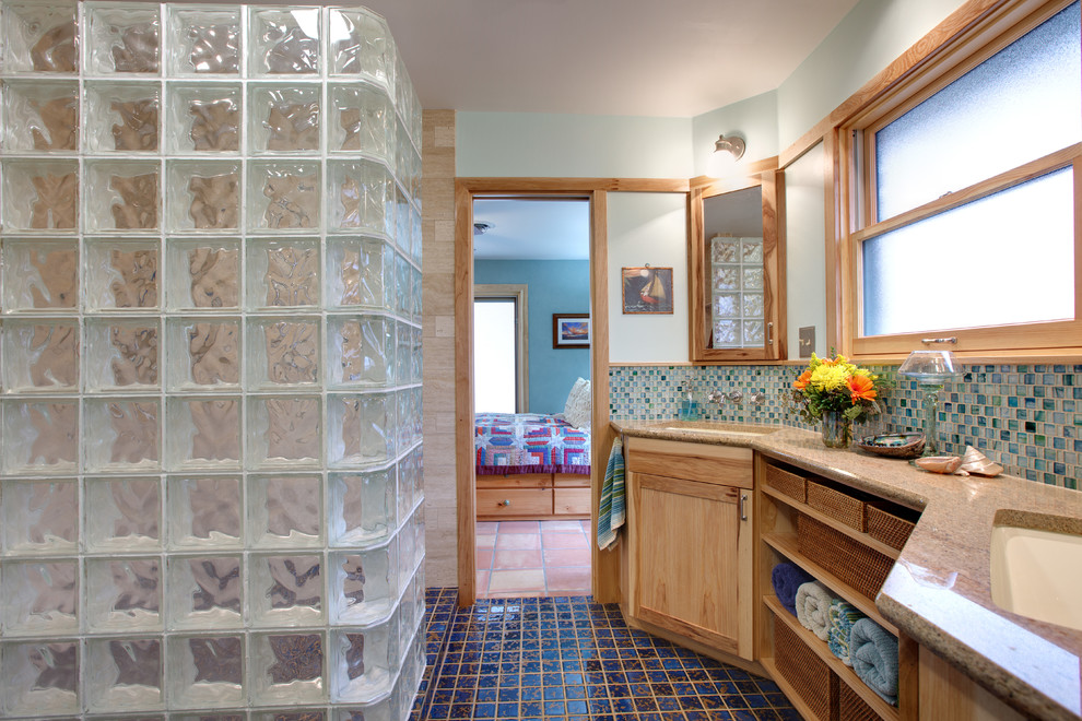 Esempio di una stanza da bagno padronale american style di medie dimensioni con ante lisce, ante in legno chiaro, doccia ad angolo, piastrelle blu, piastrelle di vetro, pareti blu, pavimento con piastrelle in ceramica, lavabo sottopiano, top in granito, pavimento blu e top beige