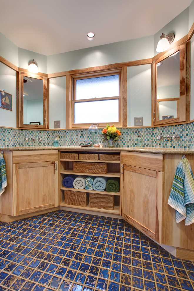 На фото: главная ванная комната среднего размера в стиле фьюжн с плоскими фасадами, светлыми деревянными фасадами, синей плиткой, стеклянной плиткой, синими стенами, полом из керамической плитки, врезной раковиной, столешницей из гранита, синим полом и бежевой столешницей