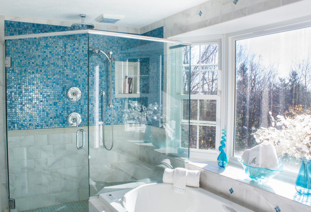 Exempel på ett klassiskt badrum, med ett platsbyggt badkar, en hörndusch, vit kakel och keramikplattor