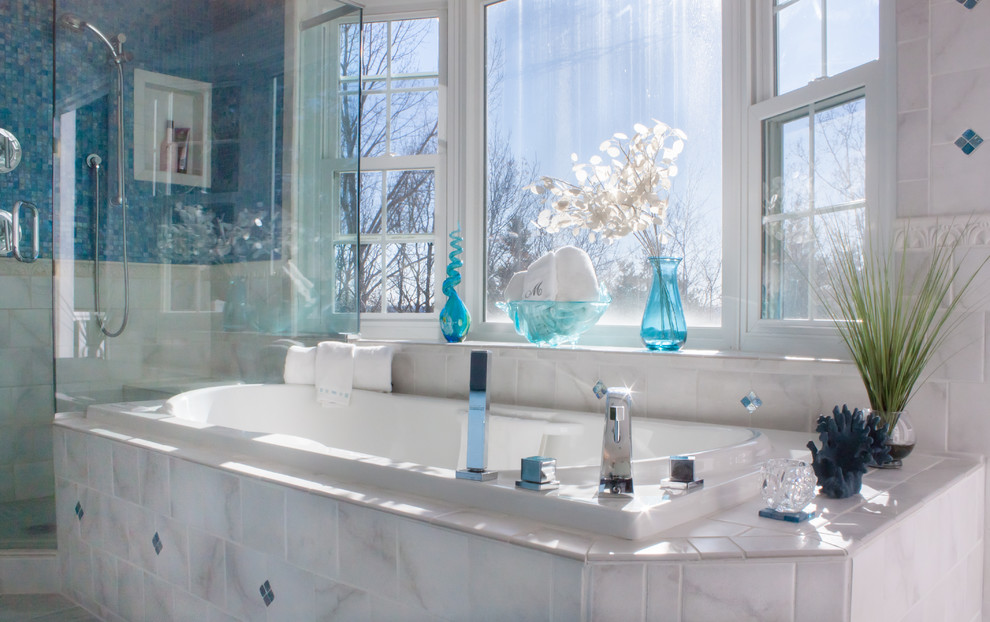 Idées déco pour une salle de bain classique avec une baignoire posée, une douche d'angle, un carrelage blanc et des carreaux de céramique.
