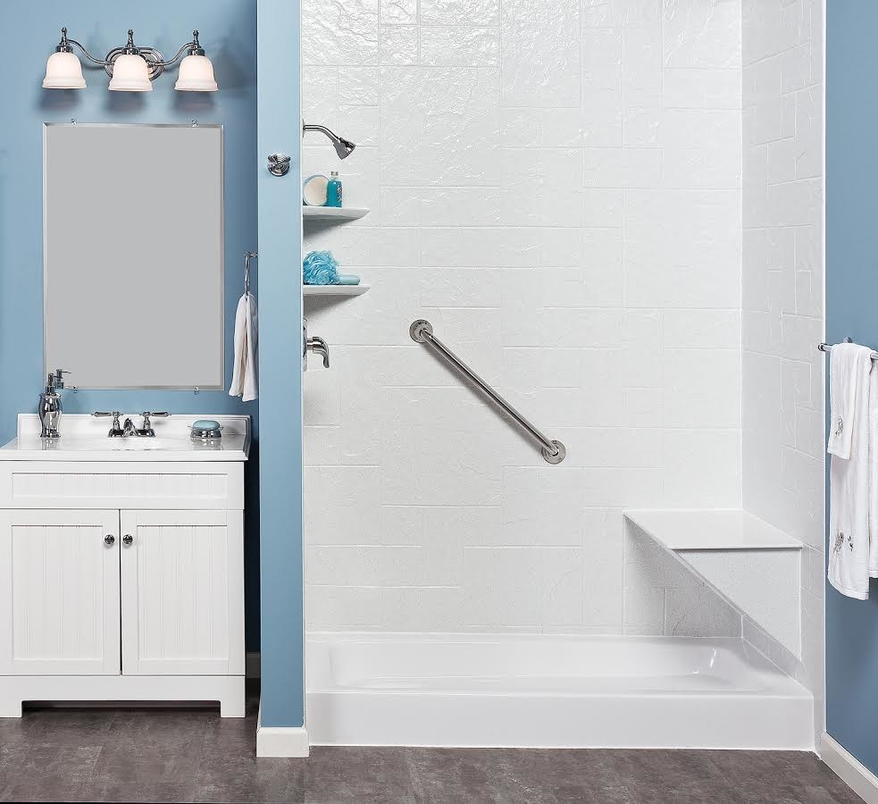 Идея дизайна: ванная комната среднего размера в классическом стиле с фасадами в стиле шейкер, белыми фасадами, душем в нише, белой плиткой, керамогранитной плиткой, синими стенами, полом из керамогранита, душевой кабиной, врезной раковиной, столешницей из искусственного кварца, коричневым полом, открытым душем и раздельным унитазом