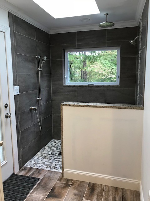 Пример оригинального дизайна: большая главная ванная комната в современном стиле с ванной на ножках, душевой комнатой, разноцветной плиткой, плиткой мозаикой, разноцветными стенами, мраморной столешницей и душем с распашными дверями