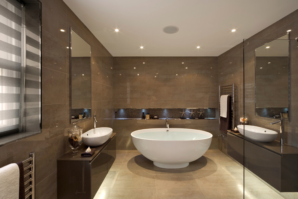 На фото: большая ванная комната в стиле модернизм с коричневыми фасадами, гидромассажной ванной, коричневой плиткой, коричневыми стенами, настольной раковиной, бежевым полом и коричневой столешницей