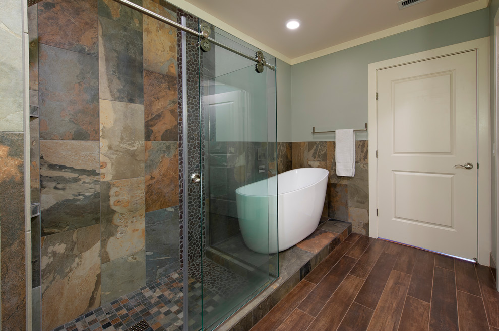 Foto di una grande stanza da bagno padronale costiera con vasca freestanding, doccia ad angolo, pavimento con piastrelle in ceramica, pavimento marrone e porta doccia scorrevole