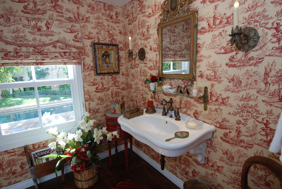 Exempel på ett litet klassiskt badrum, med ett väggmonterat handfat, röda väggar och mellanmörkt trägolv