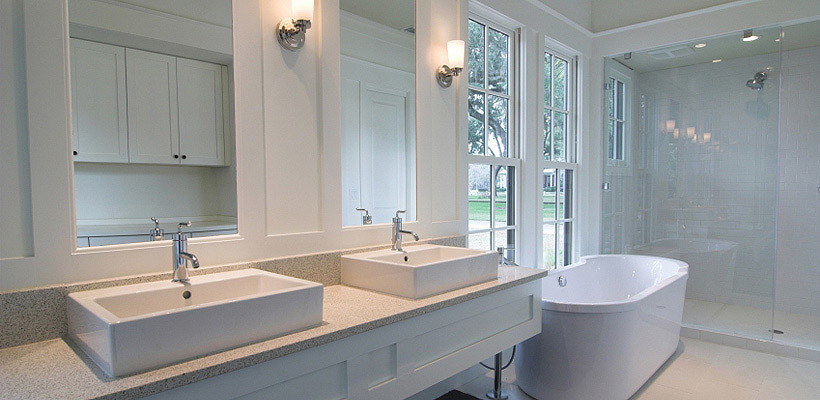 Foto på ett stort funkis en-suite badrum, med ett fristående handfat, öppna hyllor, vita skåp, bänkskiva i kvartsit, ett fristående badkar, en hörndusch, vit kakel, keramikplattor, vita väggar och klinkergolv i keramik