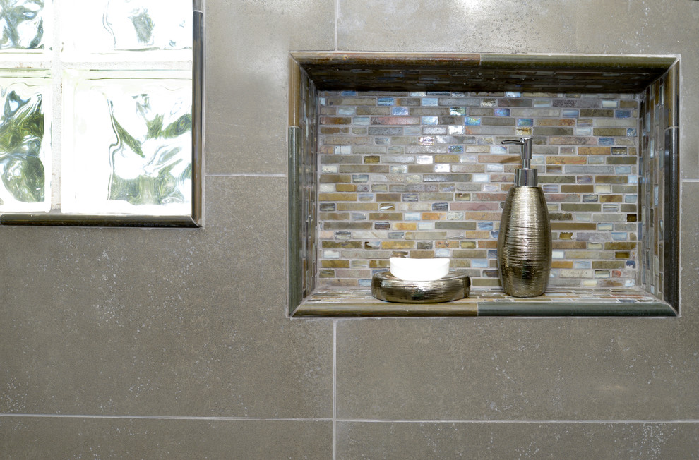Mittelgroßes Modernes Badezimmer En Suite mit grauen Fliesen, Keramikfliesen und grauer Wandfarbe in Washington, D.C.