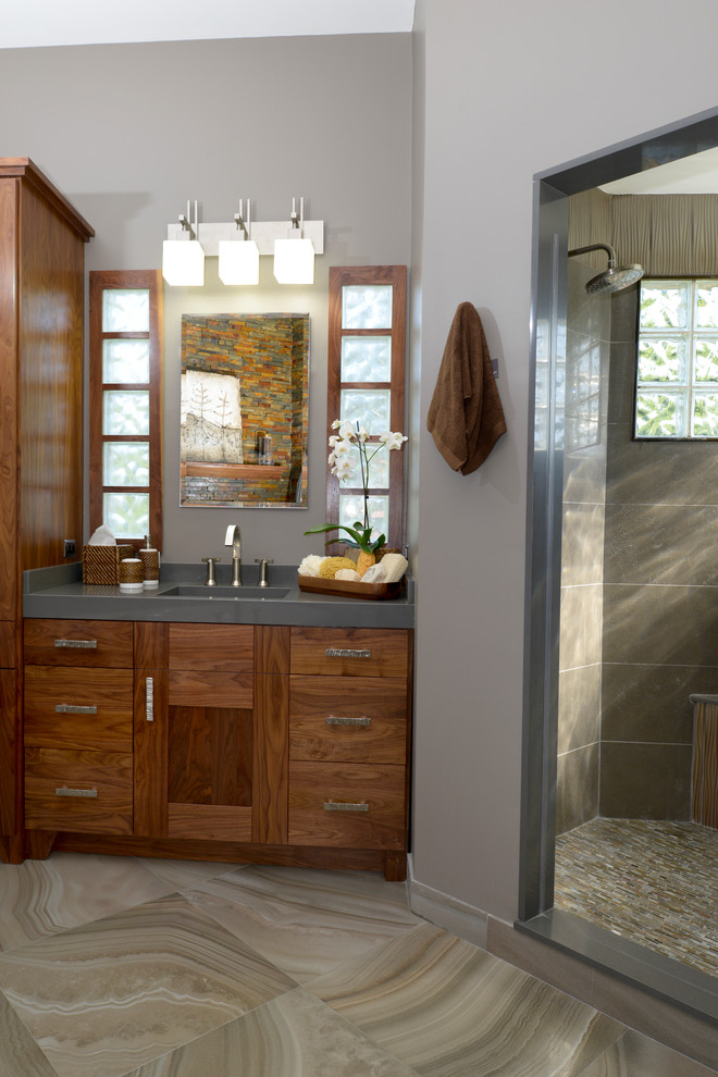 Esempio di una stanza da bagno padronale design di medie dimensioni con ante in legno scuro, top in granito, piastrelle grigie, piastrelle in ceramica e pareti grigie