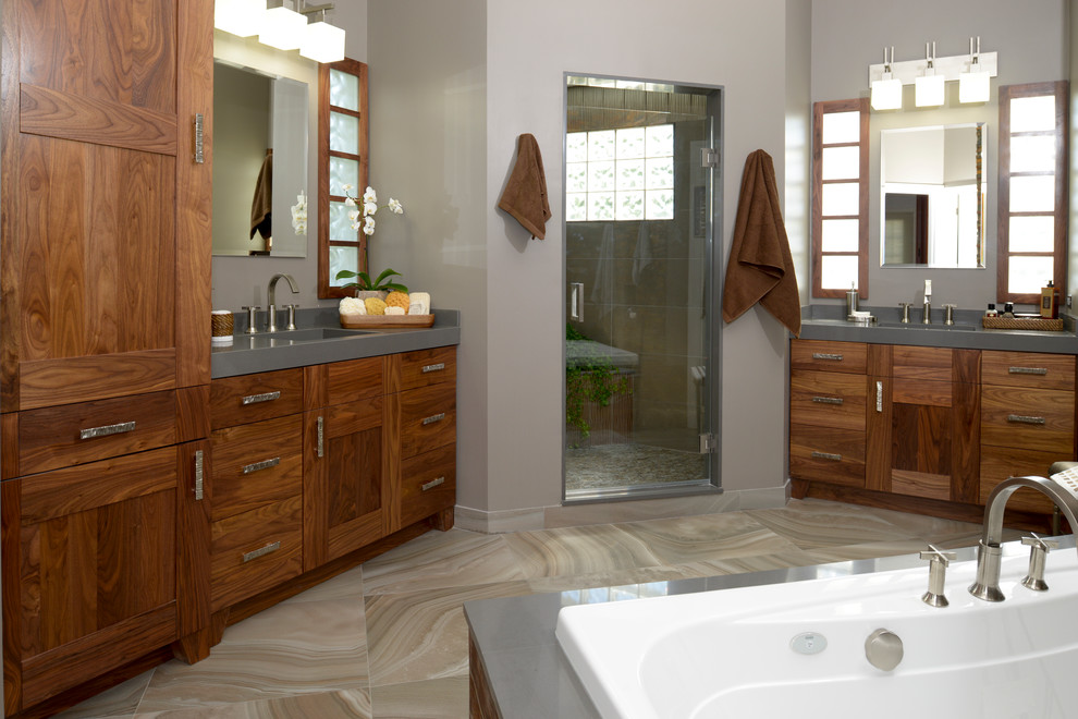 Пример оригинального дизайна: главная ванная комната среднего размера в современном стиле с серой плиткой, керамической плиткой и серыми стенами