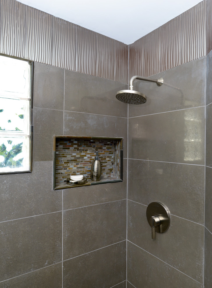 Modelo de cuarto de baño principal actual de tamaño medio con puertas de armario de madera oscura, encimera de granito, baldosas y/o azulejos grises, baldosas y/o azulejos de cerámica y paredes grises