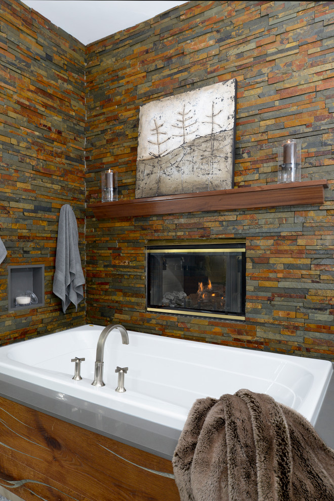Esempio di una stanza da bagno padronale contemporanea di medie dimensioni con piastrelle grigie, piastrelle in ceramica e pareti grigie