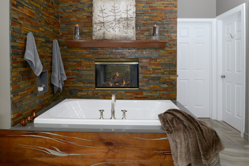 Cette photo montre une salle de bain principale tendance de taille moyenne avec un carrelage gris, des carreaux de céramique et un mur gris.