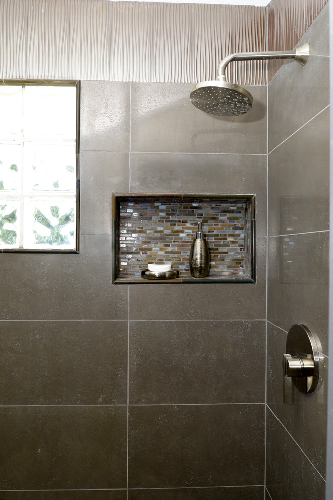 Foto de cuarto de baño principal actual de tamaño medio con baldosas y/o azulejos grises, baldosas y/o azulejos de cerámica y paredes grises