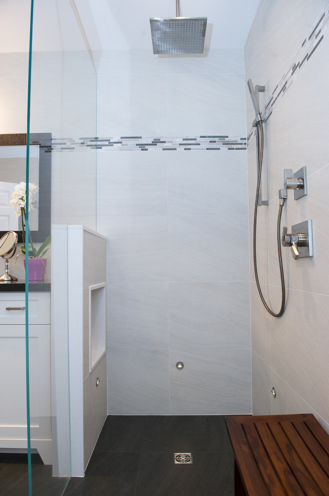 Idéer för ett stort klassiskt en-suite badrum, med skåp i shakerstil, vita skåp, ett platsbyggt badkar, en öppen dusch, beige kakel, grå kakel, vit kakel, stickkakel, beige väggar, klinkergolv i porslin och ett undermonterad handfat