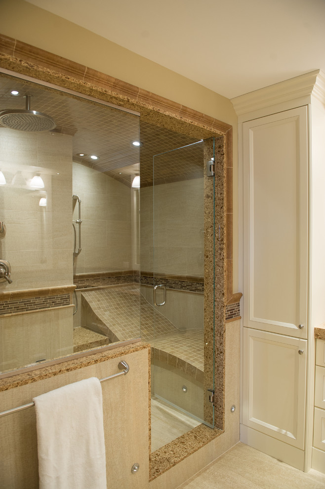 Exemple d'une grande salle de bain principale chic avec un placard avec porte à panneau encastré, des portes de placard blanches, une douche double, un carrelage beige, un carrelage marron, des carreaux de porcelaine, un mur beige, un sol en carrelage de porcelaine, un lavabo encastré et un plan de toilette en stratifié.