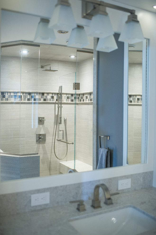 Пример оригинального дизайна: ванная комната среднего размера в стиле неоклассика (современная классика) с фасадами с утопленной филенкой, белыми фасадами, угловым душем, бежевой плиткой, серой плиткой, керамогранитной плиткой, серыми стенами, полом из керамогранита, душевой кабиной, врезной раковиной и столешницей из искусственного кварца