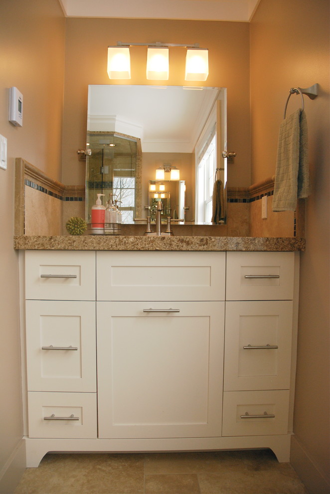 Exempel på ett mellanstort modernt badrum med dusch, med skåp i shakerstil, vita skåp, en hörndusch, en toalettstol med separat cisternkåpa, beige kakel, porslinskakel, beige väggar, kalkstensgolv, ett undermonterad handfat och bänkskiva i kvarts