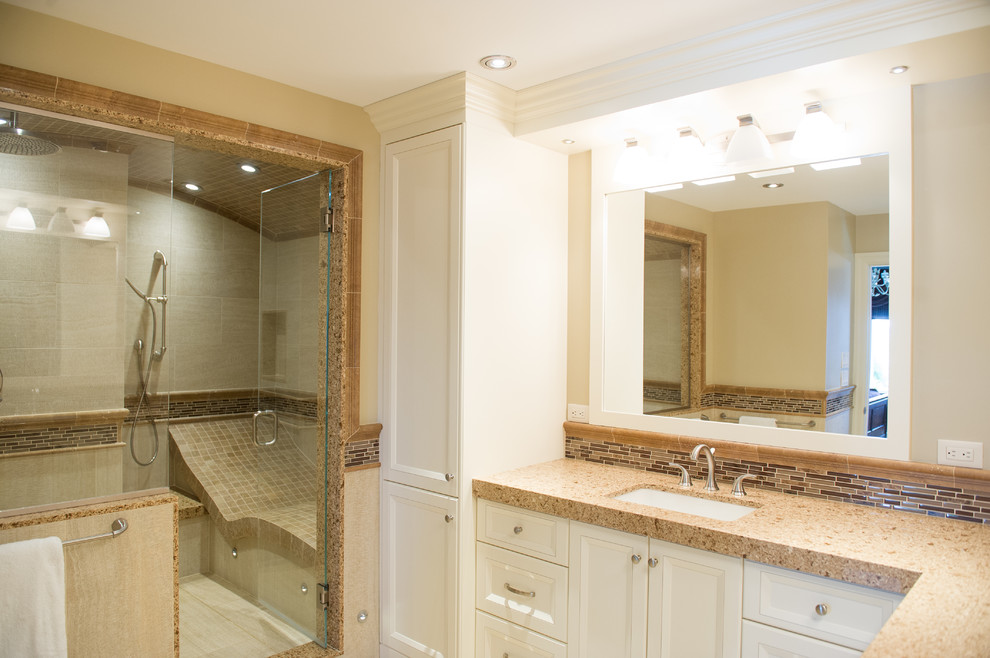 Exempel på ett stort klassiskt en-suite badrum, med luckor med infälld panel, vita skåp, en dubbeldusch, beige kakel, brun kakel, porslinskakel, beige väggar, klinkergolv i porslin, ett undermonterad handfat och laminatbänkskiva