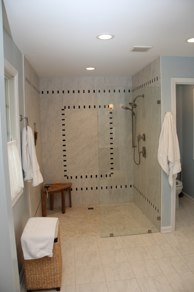 Inspiration pour une grande salle de bain principale traditionnelle avec une douche à l'italienne, un mur bleu et un sol en carrelage de céramique.