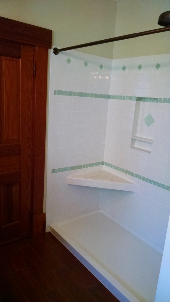 Aménagement d'une salle de bain campagne avec une douche ouverte, des carreaux de porcelaine, un sol en carrelage de porcelaine, un lavabo encastré et un plan de toilette en granite.