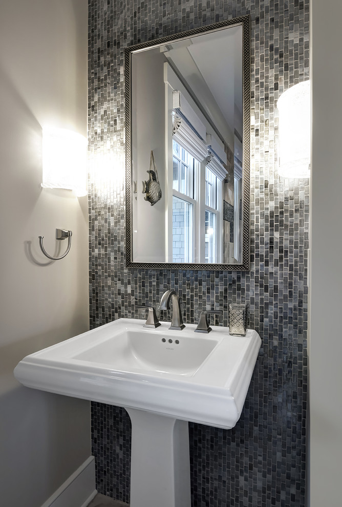Ejemplo de cuarto de baño clásico renovado con armarios con paneles lisos, suelo de pizarra y encimera de cuarzo compacto