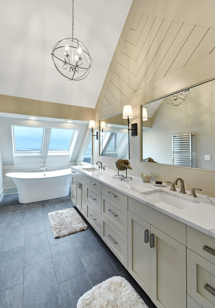 Imagen de cuarto de baño clásico renovado con armarios con paneles lisos, suelo de pizarra y encimera de cuarzo compacto