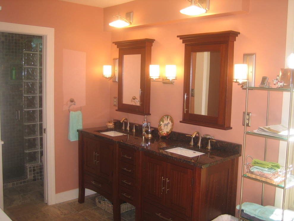 Idéer för ett litet klassiskt en-suite badrum, med ett undermonterad handfat, skåp i mörkt trä, granitbänkskiva, travertin golv, skåp i shakerstil, en dusch i en alkov, en toalettstol med separat cisternkåpa och stenkakel