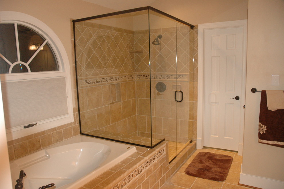 Idee per una grande stanza da bagno padronale chic con vasca da incasso, doccia ad angolo, piastrelle beige, piastrelle in gres porcellanato e pavimento in gres porcellanato