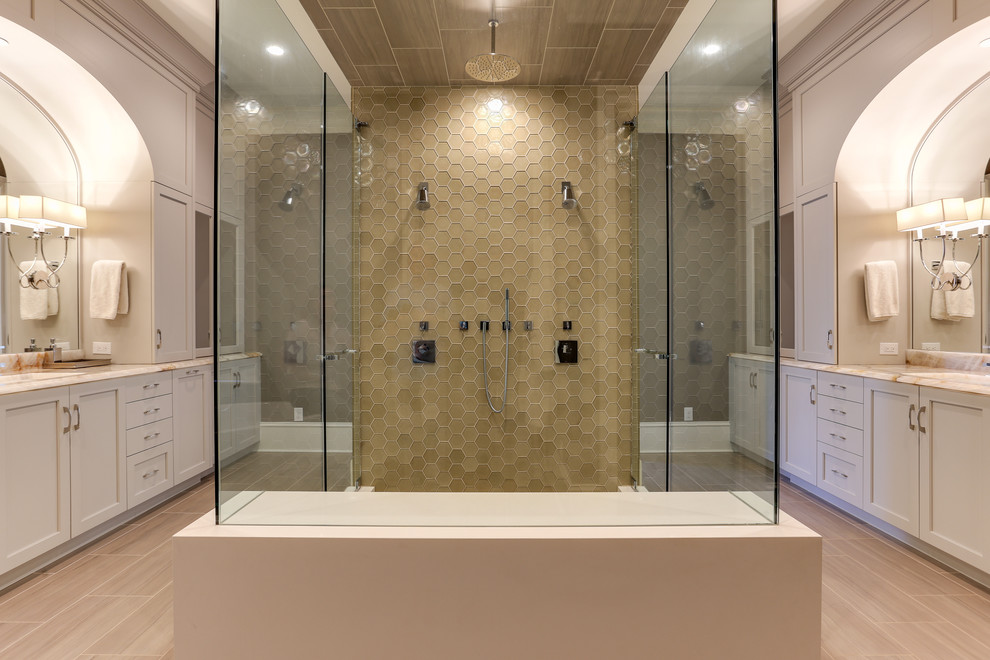 Immagine di una stanza da bagno tradizionale con ante in stile shaker, ante beige, doccia doppia, piastrelle marroni, piastrelle di vetro e porta doccia a battente