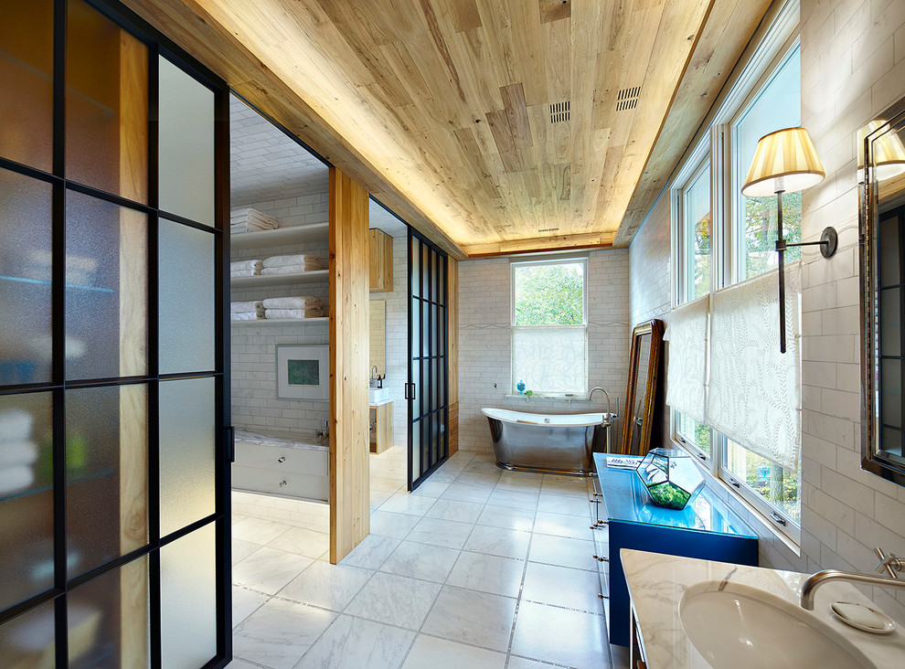 Modelo de cuarto de baño moderno con baldosas y/o azulejos blancos